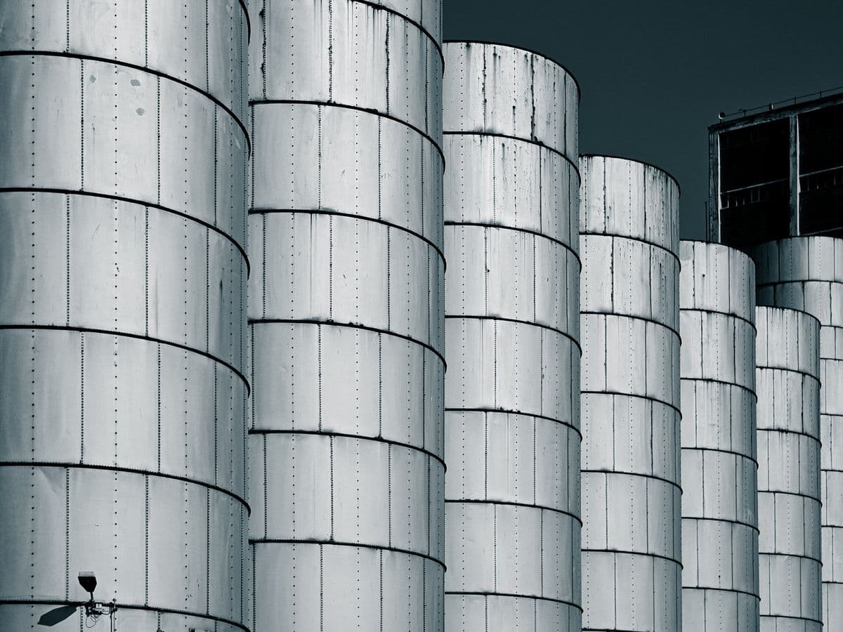 Silos de armazenagem de grãos num pátio